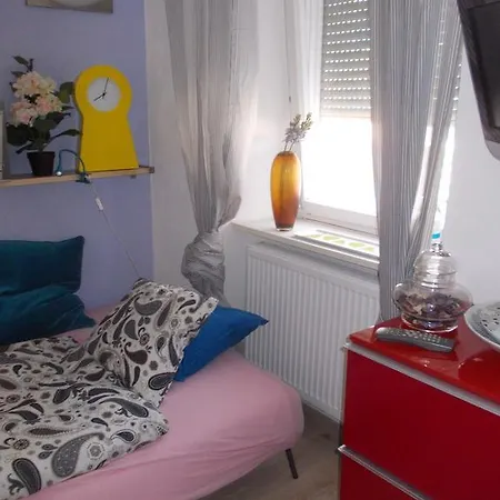 Zimmervermietung Am Stadtplatz / Bhf 8 Min / A8 Apartment