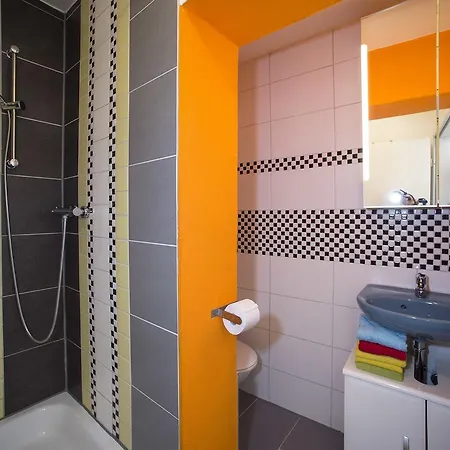 Apartment Zimmervermietung Am Stadtplatz / Bhf 8 Min / A8 *